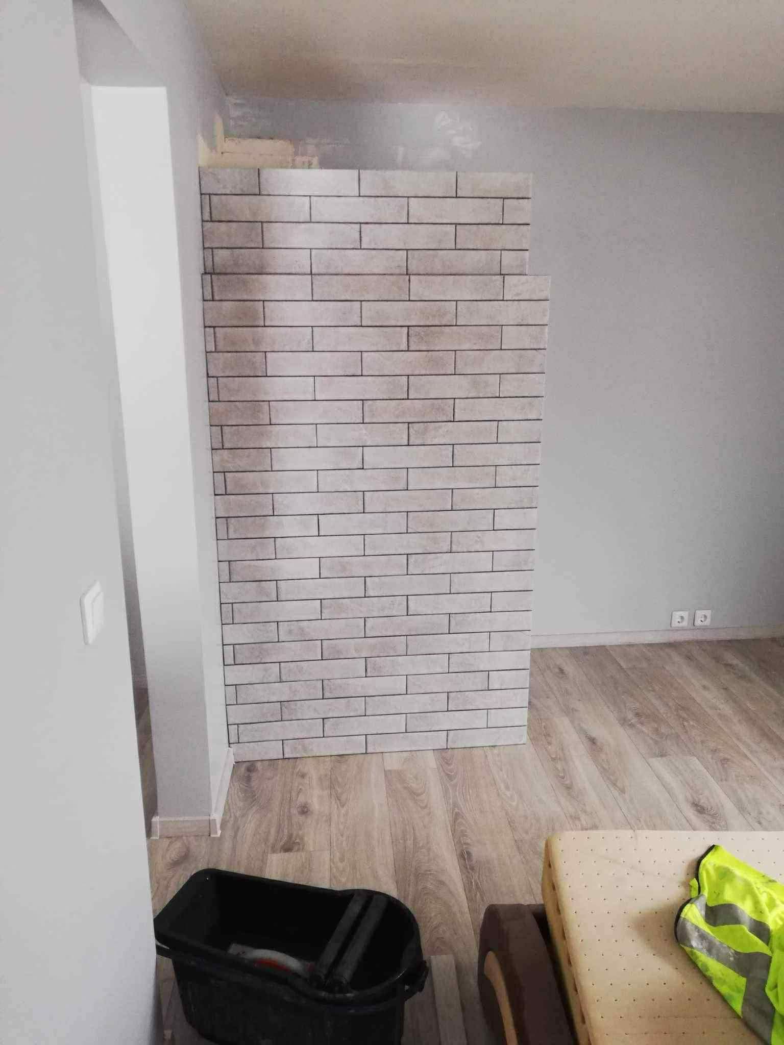 Dekoratyvinė plytų imitacijos plytelių sienelė gyvenamajame kambaryje