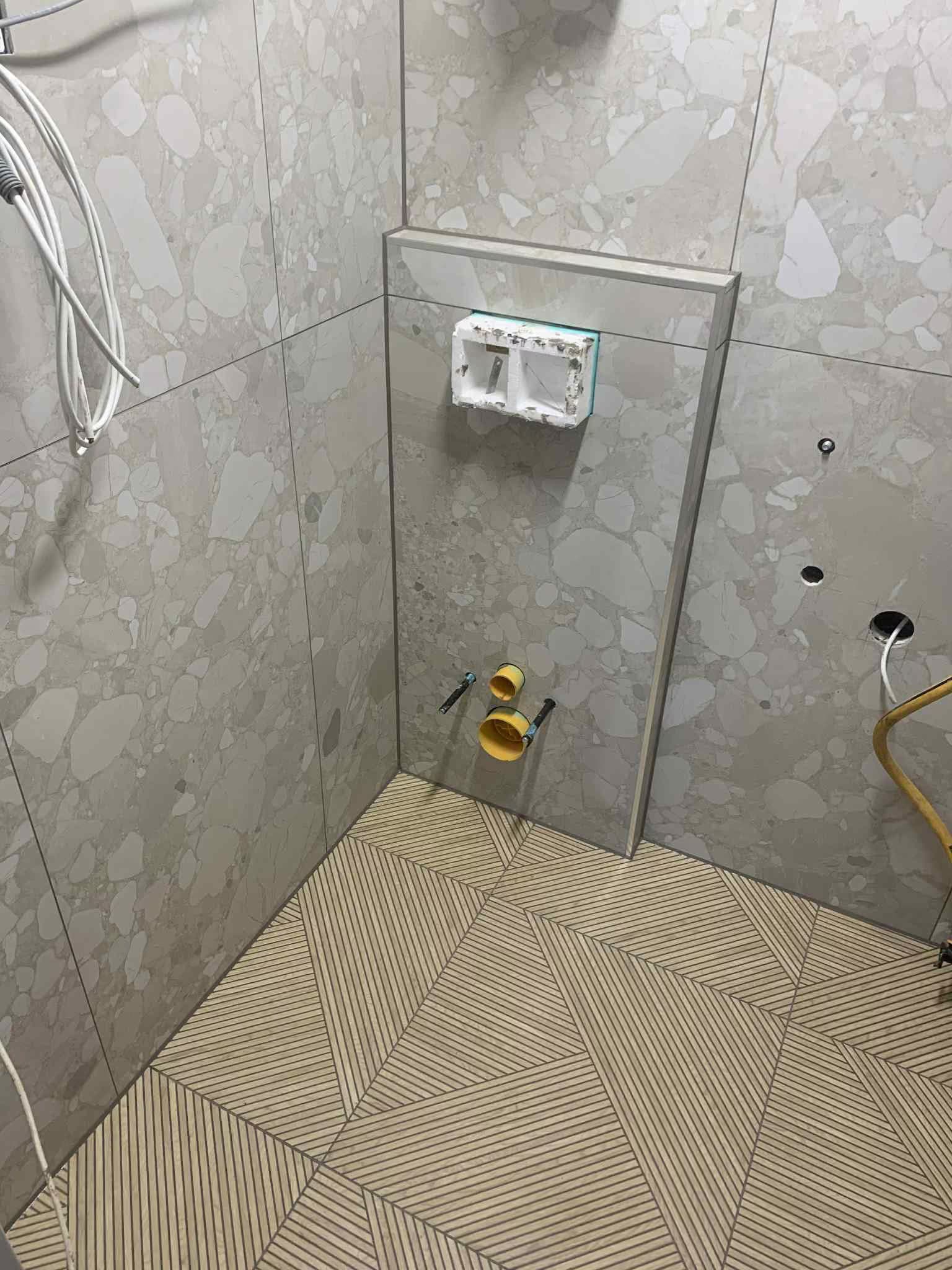 Dušo zonos apdaila terraco imitacijos plytelėmis ir raštuotomis grindų plytelėmis