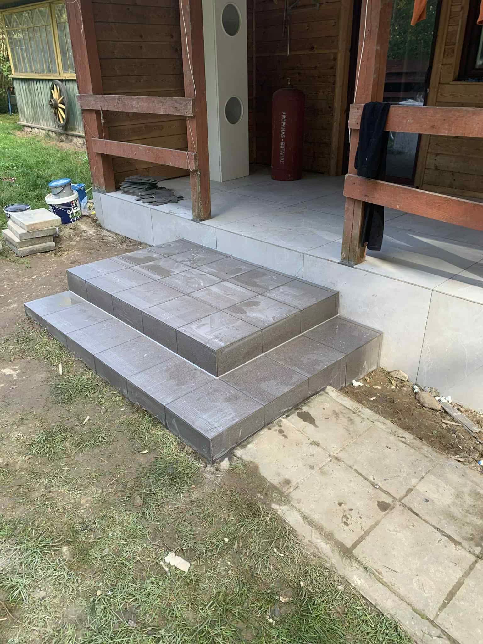 Lauko terasos ir įėjimo laiptų klojimas atsparia šalčiui akmens masės plytele