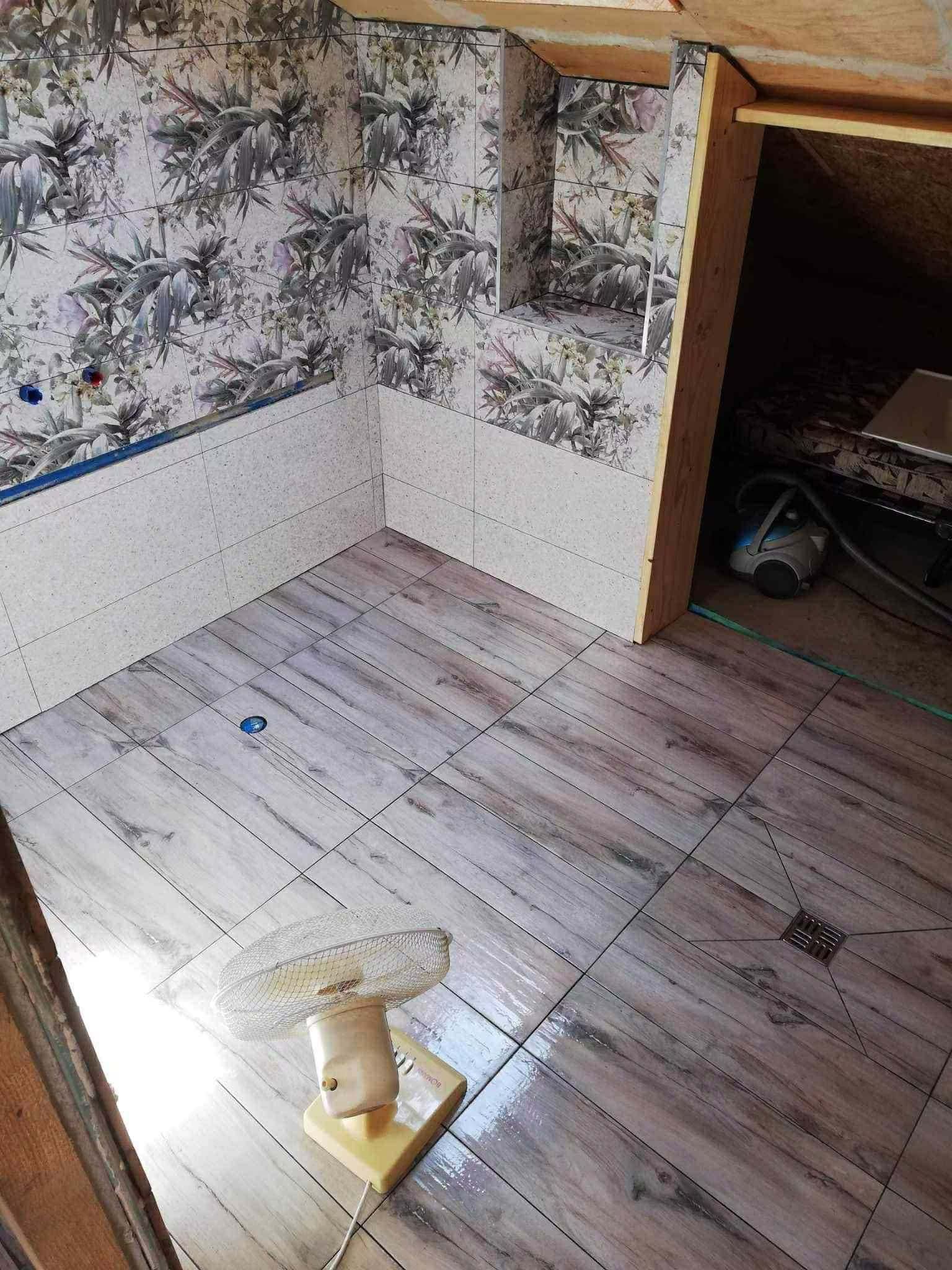 Mansardinio vonios kambario sienų ir grindų plytelių klojimas su grindų trapu