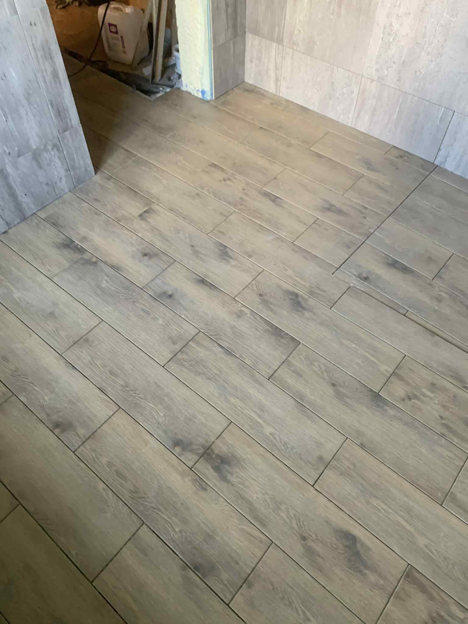 Medžio imitacijos grindų plytelių klojimas kambaryje
