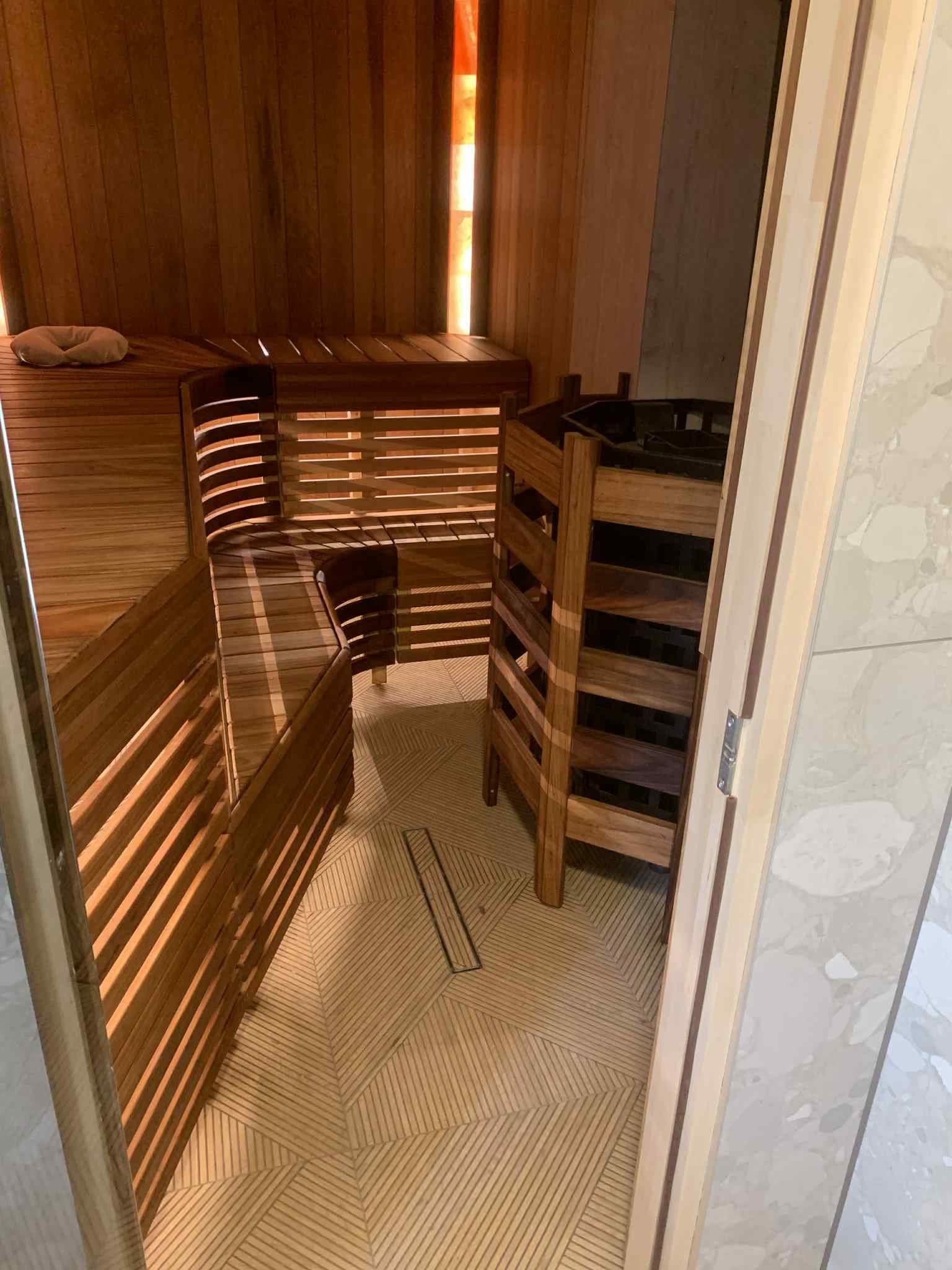Pirties grindų plytelių klojimas su linijiniu trapu