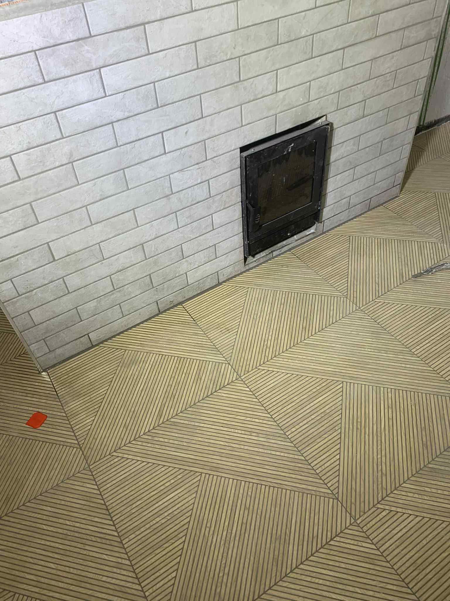 Baltų plytų imitacijos sienos plytelės ir raštuotos grindų plytelės su revizinėmis durelėmis