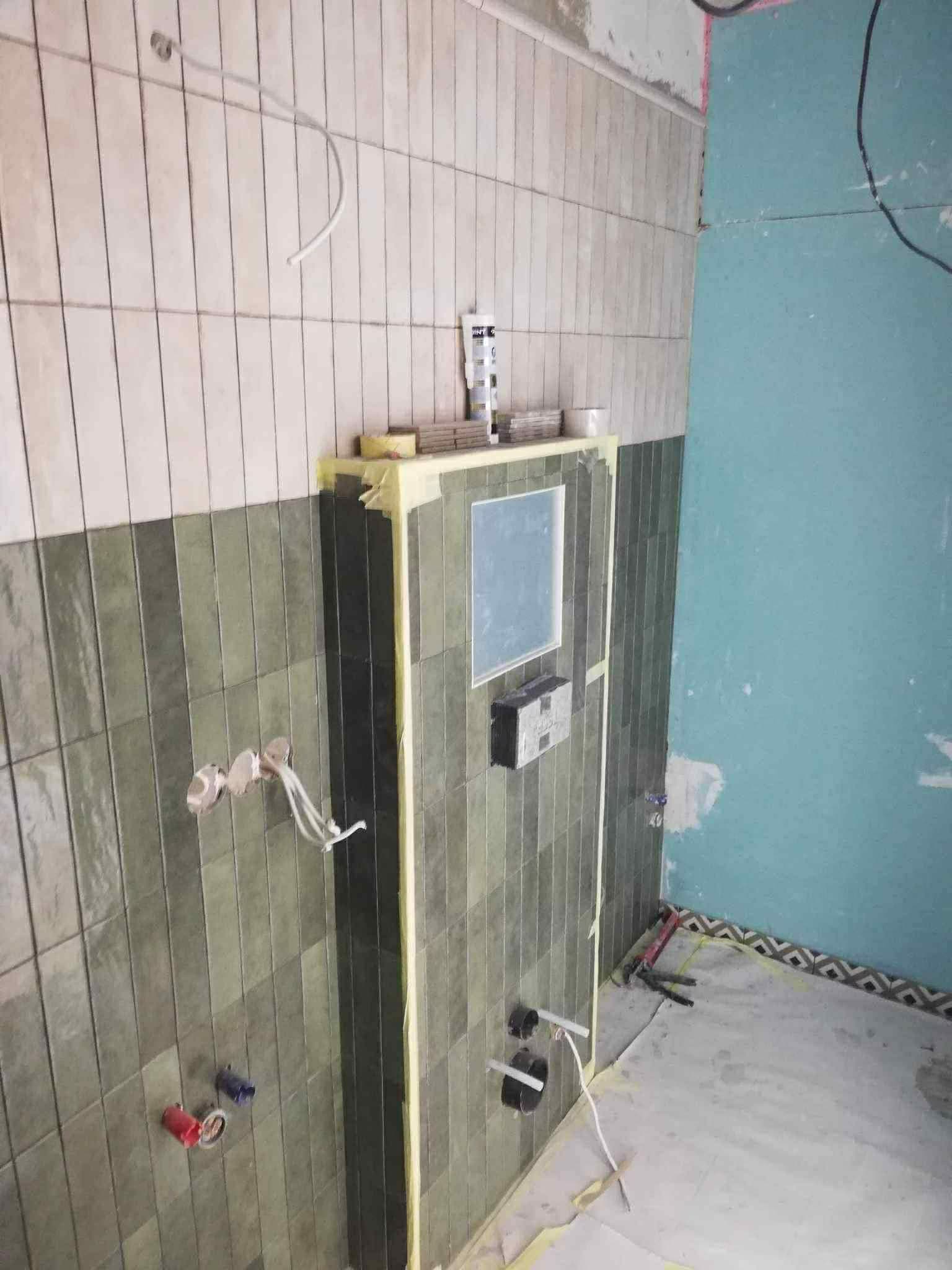 Potinkinio klozeto bakelio sienos apdaila žaliomis glazūruotomis plytelėmis