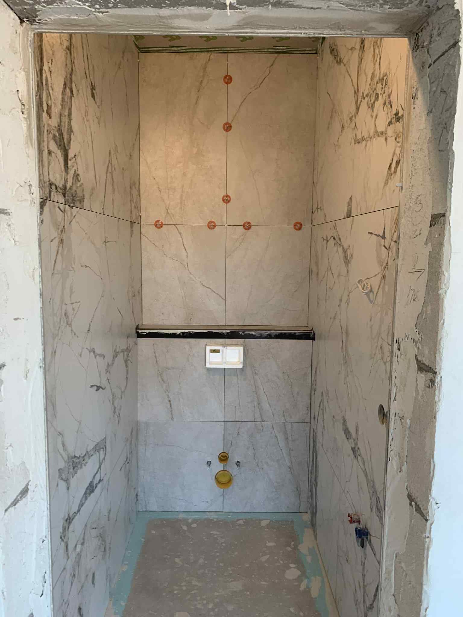 WC nišos apdaila baltomis marmuro imitacijos didelio formato plytelėmis