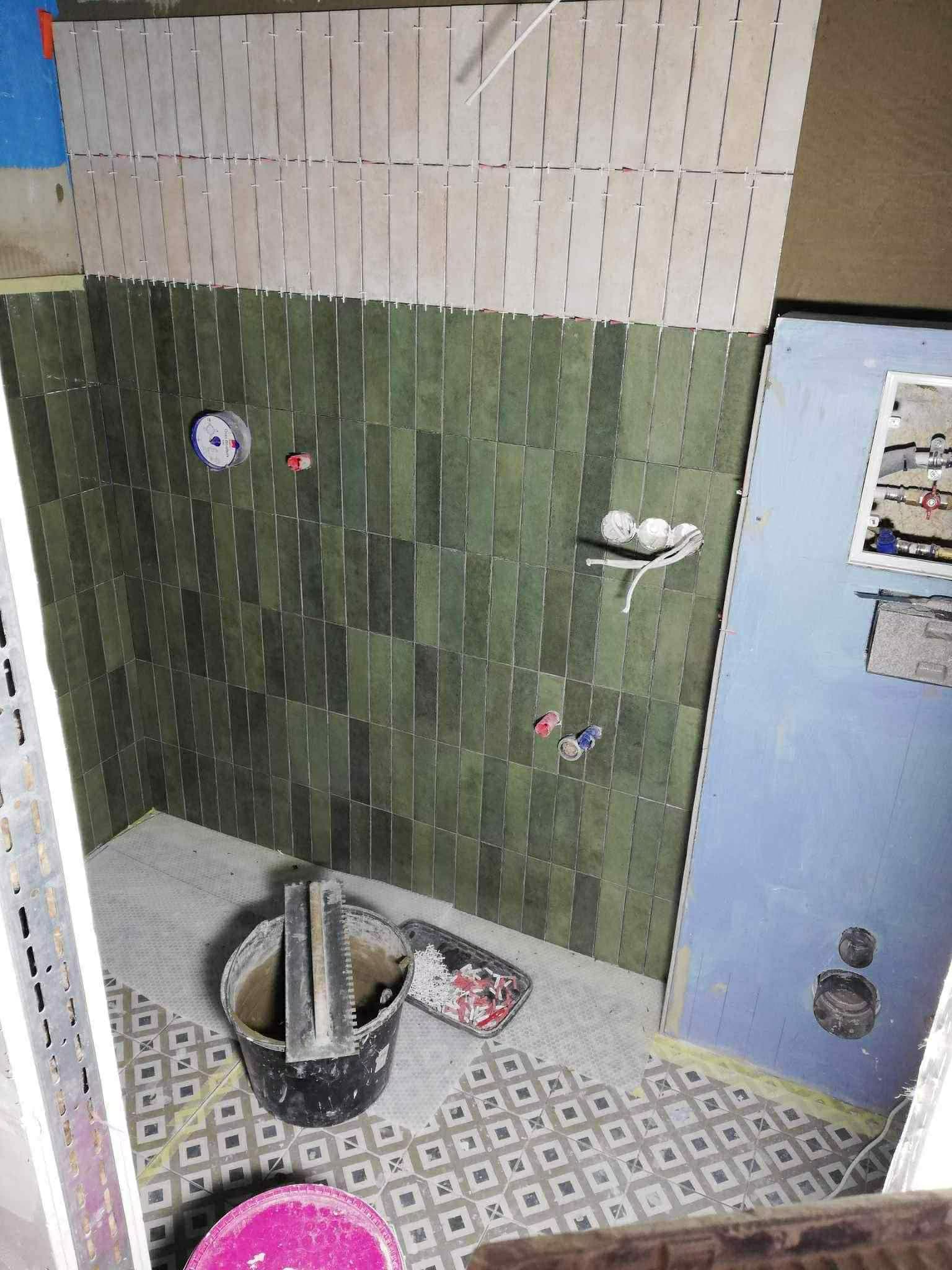 Žalių siaurų glazūruotų plytelių klijavimas WC patalpos sienoje